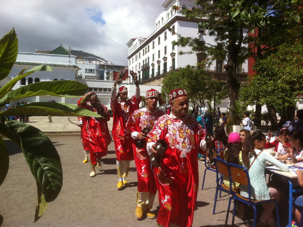 Dans la cour, les musiciens…