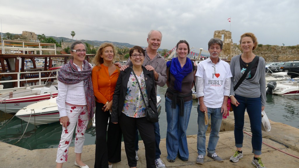 De d. à g. : Lénia, Gilles, Marion, Yves-Marie, Blandine, Dominique et Martine à Byblos. ©Nathalie